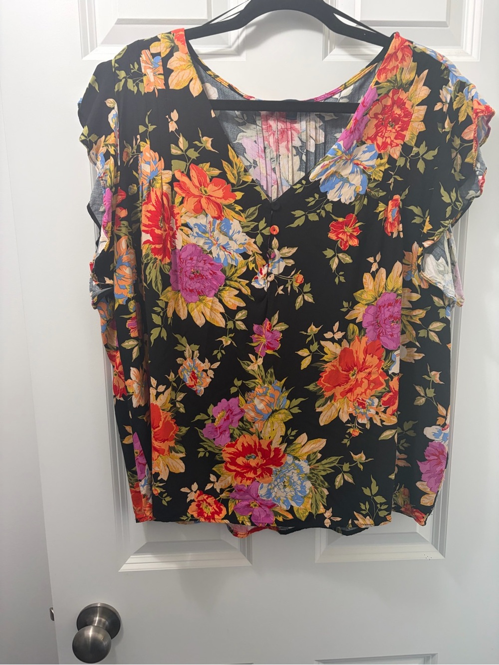 RACHEL Rachel Roy Flowy Black Floral V-Neck Short Sleeve Top